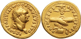 DOMITIEN (81-96)
Aureus 7,09 g. Rome 79
A/ CAESAR AVG.F.DOMITIANVS COS VI. Sa tête laurée à droite. 
R/ PRINCEPS IVVENTVTIS. Deux mains jointes avec a...