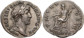 HADRIEN (117-138)
Denier AR.3,23 g. Rome (120-121)
A/ IMP CAESAR TRAIAN HADRIANVS AVG. Tête laurée d’Hadrien à droite.
R/ P M TR P COS III / LIB PVB. ...