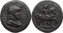 ANTINOÜS, favori d’Hadrien
Bronze 24,86 g. frappé en 134-135 
à Alexandrie, en Égypte.  
A/ Buste drapé d’Antinoüs à droite coiffé du hemhem (couronne...