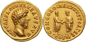 LUCIUS VERUS (161-169)
Aureus 7,38 g. frappé à Rome en 161
A/ IMP.CAES.L. AVREL.VERVS AVG sa tête nue à droite. 
R/ CONCORDIAE AVGVSTOR TR.P.COS II...
