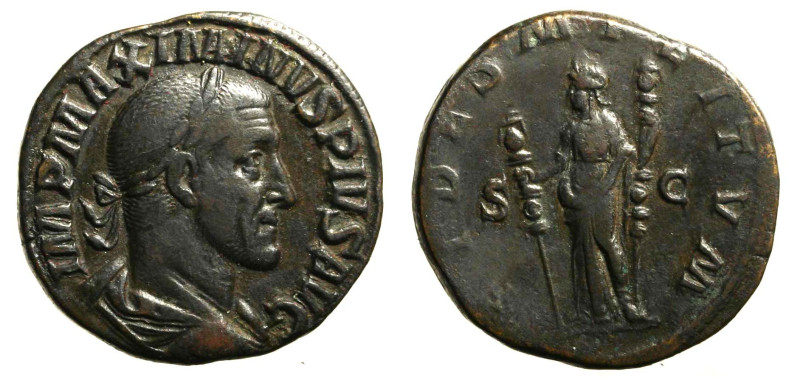 MASSIMINO (235-238) Sesterzio. Busto laur. a ds. R/ FIDES MILITVM stante tra due...