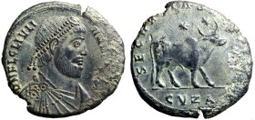 GIULIANO II il Filosofo (361-363) AE 2 per Cizico. Busto diad. e corazzato a ds. R/ Bue api a ds.; sopra, due stelle. AE. (g. 7,96 mm. 25) RIC 127; LR...