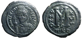 GIUSTINIANO I (527-565) Follis per Nicomedia A/ XVII. Busto frontale diad. e corazzato con globo crucigero nella mano ds.; nel campo a ds., una croce ...