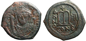 TIBERIO II COSTANTINO (578-582) Follis per Costantinopoli A/ VI. Busto frontale diad. e corazzato con globo crucigero nella mano ds. e scettro sormont...