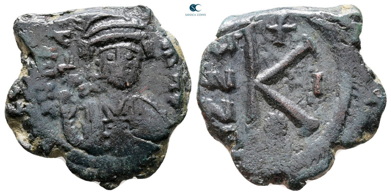 Heraclius AD 610-641. Constantinople
Half Follis or 20 Nummi Æ

25 mm, 5,41 g...