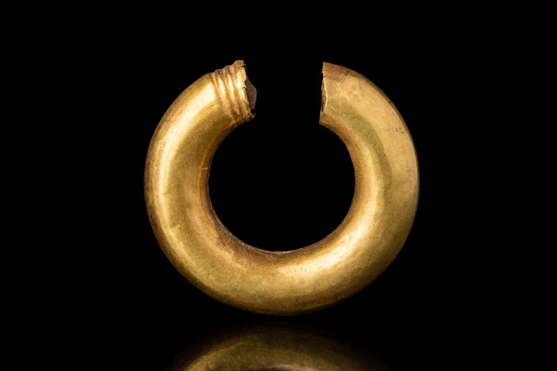 WESTERN ASIATIC GOLD BRACELET

 Ca. 800 BC
 A hollow hoop pennanular in form,...