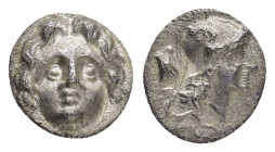 PISIDIA.Selge.(Circa 350-300 BC).Obol.

Obv : Facing gorgoneion.

Rev : Helmeted head of Athena right; astragalos to left.
SNG France 1930-1934.

Cond...