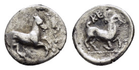 CILICIA. Kelenderis.(3rd century BC). Obol.

Obv : Horse rearing right.

Rev : KE.
Goat kneeling right, head left.
Göktürk 9; SNG BN 116.

Condition :...