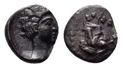 CILICIA. Tarsos.Circa 389-375 BC).Obol.

Obv : Female kneeling left, tossing astralagoi.

Rev : Male head right.
SNG BN 239; SNG Levante 65.

Conditio...