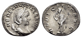 HERENNIA ETRUSCILLA (Augusta, 249-251).Rome.Antoninianus. 

Obv : HER ETRVSCILLA AVG.
Diademed and draped bust right, set on crescent.

Rev : PVDICITI...