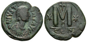 JUSTIN I (518-527). Constantinople.Follis.

Obv : D N IVSTINVS P P AVG.
Diademed, draped and cuirassed bust right.

Rev : Large M; star to left and ri...