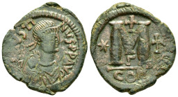 JUSTIN I (518-527).Constantinople.Follis. 

Obv : DN IVSTINVS PP AVG.
Pearl diademed, draped, cuirassed bust right.

Rev : Large M, star to left, cros...