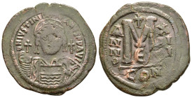 JUSTINIAN I (527-565). Follis. Constantinople.

Obv: D N IVSTINIANVS P P AVG.
Helmeted and cuirassed bust facing, holding globus cruciger and shield d...