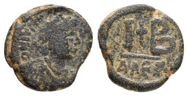 JUSTIN II.(565-578).Alexandria.12 Nummi.

Obv : DN IVSTNVS PP AV.
Pearl diademed, draped, cuirassed bust right.

Rev : Large I-cross-B, mintmark AΛEZ....