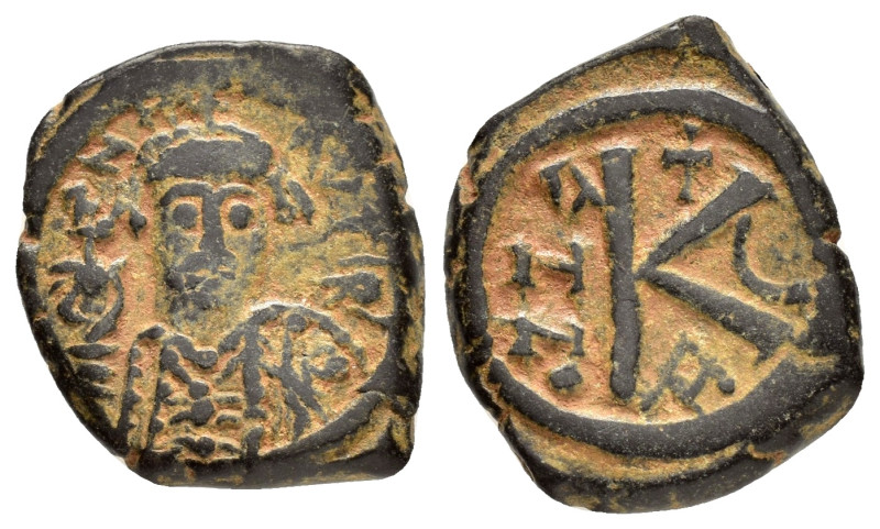 MAURICE TIBERIUS (582-602). Constantinople. Half Follis.

Obv : D N MAV TIЬЄP P ...