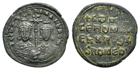 CONSTANTINE VII PORPHYROGENITUS with ROMANUS I (913-959).Constantinople.Follis.

Obv : Crowned facing busts of Constantine and Romanus, holding betwee...