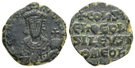 NICEPHORUS II PHOCAS.(963-969).Constantinople.Follis.

Obv : nICIFR bASILEV RW.
Crowned bust facing, wearing loros and holding cross-tipped sceptre an...