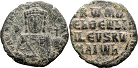 Constantine VII. Follis; Constantine VII; Constantinople, 931-944 AD, Follis, 6.18g. Sommer-36.16. Obv: frontal half figure with crown, labarum and cr...