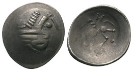 Ostkelten. Muntenien. Typ 'Sattelkopf'.

 Tetradrachme (Silber).
Vs: Stark stilisierter Kopf des Zeus mit Lorbeerkranz rechts.
Rs: Stark stilisier...