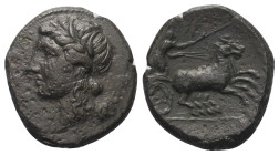 Sizilien. Syrakus. Hiketas (287 - 278 v. Chr.).

Bronze.
Vs: Kopf der Persephone mit Ährenkranz links.
Rs: Biga nach rechts galoppierend, darüber ...