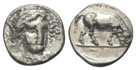 Thessalien. Larissa.

 Drachme (Silber). Ca. 404 - 370 v. Chr.
Vs: Kopf der Nymphe Larissa mit Ampyx en face, leicht nach rechts gewendet.
Rs: Pfe...