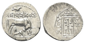 Illyrien. Dyrrhachion.

 Drachme (Silber). Ca. 275 - 48 v. Chr.
Vs: Kuh mit Kalb nach rechts stehend, darüber Adler über Magistratsname: Meniskos....