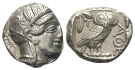 Attika. Athen.

 Tetradrachme (Silber). Ca. 454 - 404 v. Chr.
Vs: Kopf der Athena mit ölzweiggeschmücktem attischem Helm, Ohranhänger und Halskette...