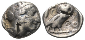 Attika. Athen.

Tetradrachme (Silber). Ca. 400 - 353 v. Chr.
Vs: Kopf der Athena mit ölzweiggeschmücktem attischem Helm, Ohranhänger und Halskette ...