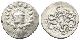 Mysien. Pergamon.

 Cistophor (Silber). Ca. 104 - 98 v. Chr.
Vs: Cista mystica mit halb geöffnetem Deckel, aus der sich eine Schlange herauswindet;...