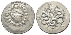 Mysien. Pergamon.

 Cistophor (Silber). Ca. 98 - 95 v. Chr.
Vs: Cista mystica mit halb geöffnetem Deckel, aus der sich eine Schlange herauswindet; ...