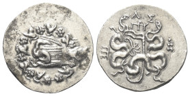 Mysien. Pergamon.

 Cistophor (Silber). Ca. 92 - 88 v. Chr.
Vs: Cista mystica mit halb geöffnetem Deckel, aus der sich eine Schlange herauswindet; ...
