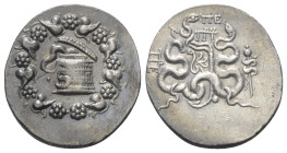 Mysien. Pergamon.

 Cistophor (Silber). Ca. 76 - 67 v. Chr.
Vs: Cista mystica mit halb geöffnetem Deckel, aus der sich eine Schlange herauswindet; ...