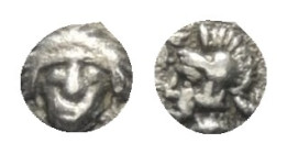 Kilikien. Ungesicherte Münzstätten.

 Tetartemorion (Silber). 4. Jhdt. v. Chr.
Vs: Weiblicher Kopf en face.
Rs: Bärtiger (?) Kopf mit attischem He...