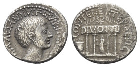 Octavianus.

 Denar (Silber). 36 v. Chr. Münzstätte in Mittel- oder Süditalien.
Vs: IMP CAESAR DIVI F III VIR ITER R P C. Bärtiger Kopf des Octavia...