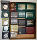 Israel: 36 Silber Gedenkmünzen aus Israel um 1974/1975. Einige mehrfach vorhanden, alle noch in den Verpackungen wie verausgabt. Dabei z.B. Hanukkia f...