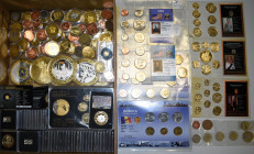 Alle Welt: Eine Schachtel mit 55 Silber Münzbarren (a 2,5g) zu je ½ Dollar der Solomon Islands mit Städtemotiven in Quadrumdosen, 34 Icons of the Worl...