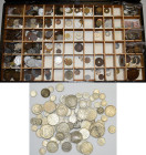 Alle Welt: Großer alter Sortierkasten (vermutlich Selbstanfertigung) aus Holz mit diversen alten Münzen aus Europa und aller Welt. Augenscheinlich ält...