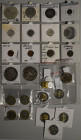 Alle Welt: Münzblatt mit 13 älteren Münzen und einer Medaille in Münzrämchen sowie eine Tüte mit modernen Münzen, darunter auch 5 x 2 Euro Gedenkmünze...