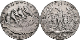 Medaillen Deutschland - Geographisch: Silbermedaille 1938 von Karl Goetz auf den Anschluss Österreichs - Befreite Ostmark. Landkarte, daraus fünf gest...