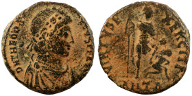 Theodosius I. (392-395 AD). Follis. (21mm, 5,39g) Antioch. Obv: DN THEODOSIVS PF AVG. pearl-diademed bust of Theodosius right. Rev: GLORIA ROMANORVM. ...