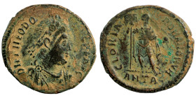 Theodosius I. (392-395 AD). Follis. (21mm, 4,95g) Antioch. Obv: DN THEODOSIVS PF AVG. pearl-diademed bust of Theodosius right. Rev: GLORIA ROMANORVM. ...