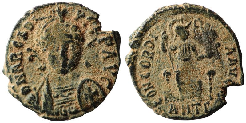 Arcadius. (401-403 AD). Follis. (16mm, 2,06g) Antioch. Obv: DN ARCADIVS PF AVG. ...