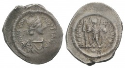 Justinian I (527-565). AR Siliqua (21mm, 2.18g, 6h). Constantinople, 537-565. Helmeted and cuirassed bust r. R/ Justinian standing facing, head r., ho...