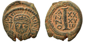 Justinian I, 527-565. Decanummium (bronze, 3.62 g, 17 mm), Rome. D N IVSTINIANVS P AV Helmeted, diademed and cuirassed bust of Justinian I facing, hol...