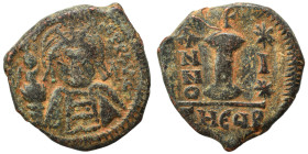 Justin II, 565-578. Decanummium (bronze, 3.88 g, 19 mm). Theoupolis (Antioch). Helmeted and cuirassed bust facing, holding shield and globe surmounted...