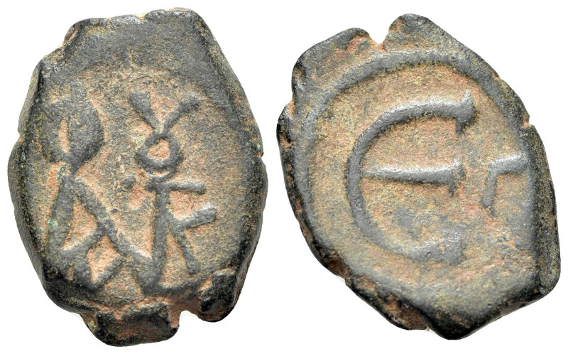 Justin II (565-578). Æ 5 Nummi (16mm, 2.36g, 7h). Constantinople. Monogram. R/ L...