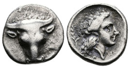 Phokian League, Phokis. Federal coinage. Circa 357-354 BC, struck under Philomelos. AR Triobol (14,3mm, 2,69 g.). Frontal bull’s head. Rev. Head of Ap...