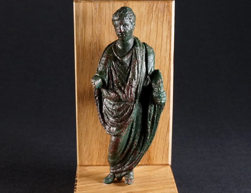 A RARE EARLY ROMAN BRONZE STATUETTE OF A LICTOR WITH TOGA Circa 1st century AD. ...