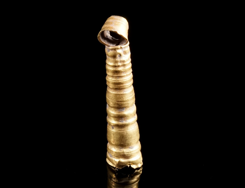 A ROMAN GOLD HERCULES’ CLUB PENDANT Circa 2nd-3rd century AD. Hollow-modelled am...