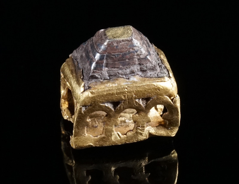 BEZEL OF A RARE EARLY MEDIEVAL GOLD ARCHITECTURAL RING Circa 6th-10th century AD...